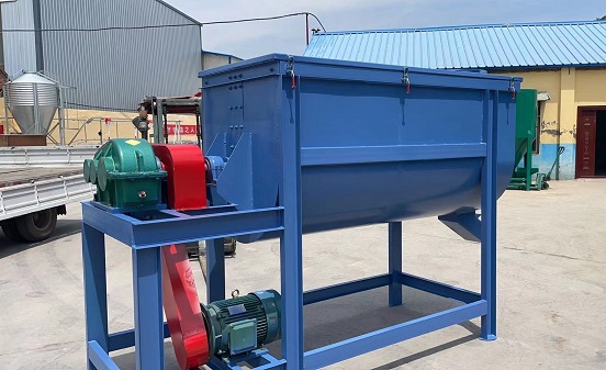 臥式攪拌機（螺帶混合機）結構特點。